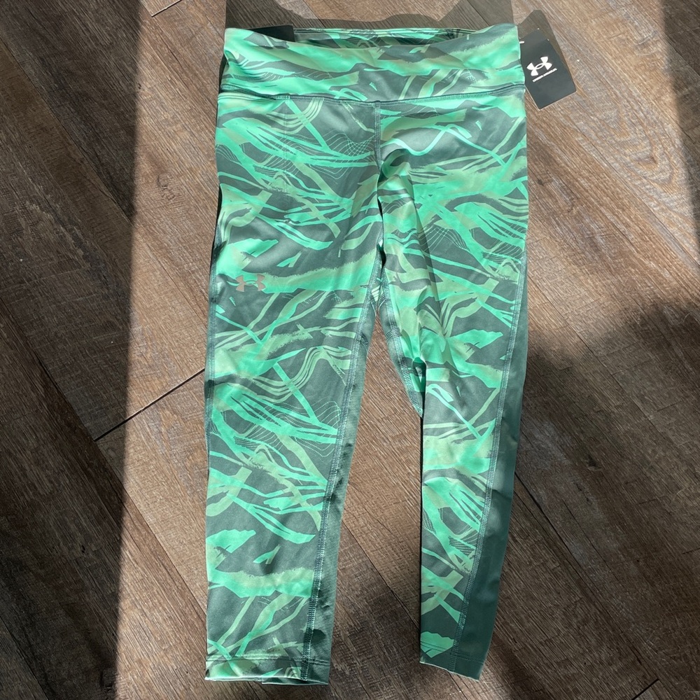 NWT Under Armour Compression Mid Rise Capri Leggings
